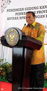 Gubernur Provinsi Maluku, DR. Karel Albert Ralahalu memberikan sambutan