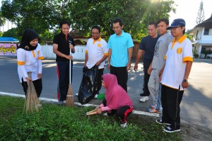Kerjasama seluruh pegawai dalam membersihkan lingkungan kantor BPK RI Provinsi Maluku