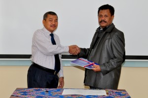 Kepala Perwakilan BPK RI Provinsi Maluku, Bapak Drs.Darwin Wibawa.M.M. menyerahkan LHP kepada Ketua DPRD PemKab Maluku Tengah Bapak Azis Mahulette, S.H.