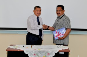 Kepala Perwakilan BPK RI Provinsi Maluku, Bapak Drs.Darwin Wibawa.M.M. menyerahkan LHP kepada Inspektur PemKab Buru Selatan Bapak Drs. Mansur Ridwan