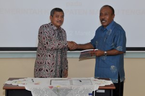 Kepala Perwakilan menyerahkan Laporan Hasil Pemeriksaan Kepada Inspektur Kabupaten Maluku Tengah