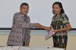Kepala Perwakilan menyerahkan Laporan Hasil Pemeriksaan Kepada Sekretaris Inspektur Kota Ambon