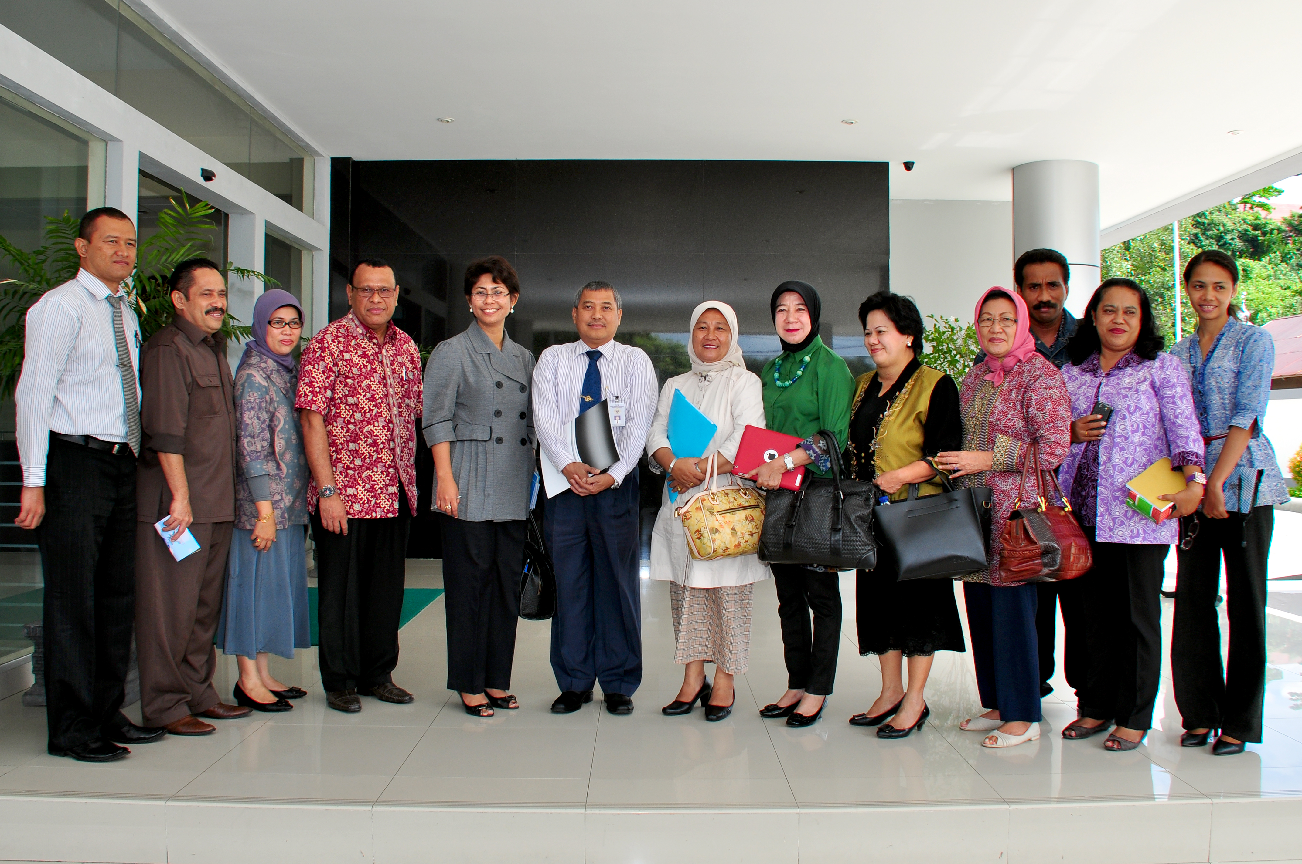 Foto Bersama Kepala Perwakilan BPK RI Provinsi Maluku dengan Pimpinan dari Anggota Badan Anggaran DPRD Provinsi Maluku