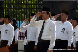 Kepala Sub Bagian Umum, Bapak Muhammad Satria Budy sebagai Komandan Upacara memimpin penghormatan dalam pengibaran Bendera Merah Putih