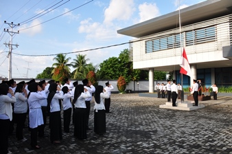 Para Pagawai Perwakilan Provinsi Maluku Mengikuti Upacara Pengibaran Bendera