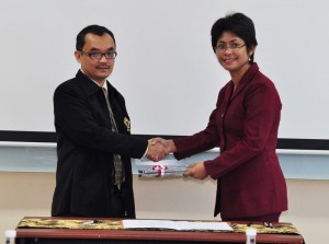 Kepala Perwakilan Menyerahkan LHP Kepada Wakil Ketua DPRD Provinsi Maluku