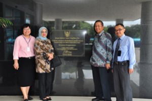 Anggota I BPK Beserta Ibu Berfoto Bersama Kepala Perwakilan dan Kepala Sub Auditorat Maluku