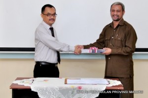 Kepala Perwakilan Bapak Novian Herodwijanto (kiri) menyerahkan laporan Hasil Pemeriksaan Kabupaten MTB kepada Ketua DPRD S.Lobloby (kanan)