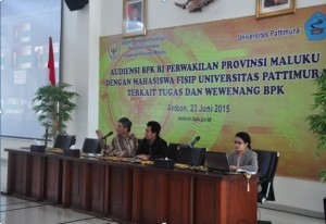 Kepala Perwakilan BPK Provinsi Maluku, Tangga M. Purba menjawab pertanyaan Mahasiswa FISIP UNPATTI