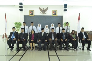 Foto Bersama para PNS yang baru diambil sumpahnya dengan Kepala Perwakilan dan para Pejabat struktural di lingkungan Kantor BPK Perwakilan Provinsi Maluku