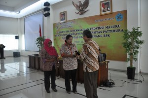 Kepala Perwakilan BPK RI Provinsi Maluku, Tangga M. Purba menyerahkan Plakat kepada Dosen FISIP Univ.Pattimura