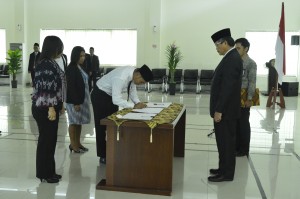 Penandatanganan Berita Acara Sumpah Pegawai Negeri Sipil secara simbolis di hadapan Kepala Perwakilan BPK Provinsi Maluku