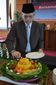 Kepala Perwakilan BPK Perwakilan Provinsi Maluku Memotong Nasi Tumpeng HUT BPK RI ke-69