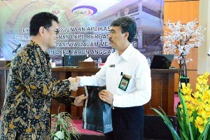 Plh.Kepala BPK Perwakilan Provinsi Maluku, Lukman R Lumbantobing menyerahkan plakat dan goodybag kepada Narasumber, Sigit Sulistyohadi