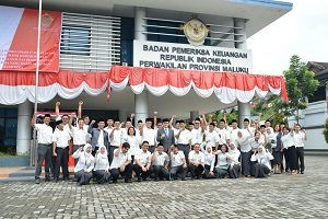 Foto Bersama Para Pegawai BPK Perwakilan Provinsi Maluku Pada HUT RI ke-71